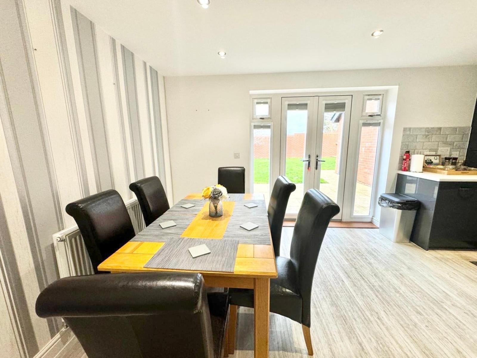 Home Centrally Located In Folkestone, Great Location For Families Or Workers Exterior photo
