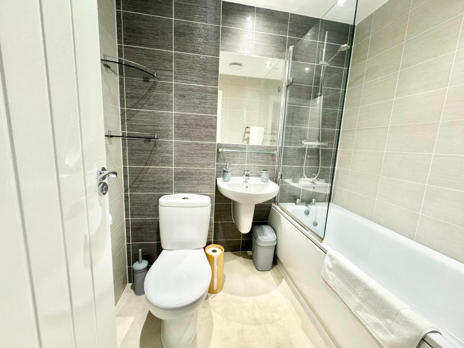 Home Centrally Located In Folkestone, Great Location For Families Or Workers Exterior photo